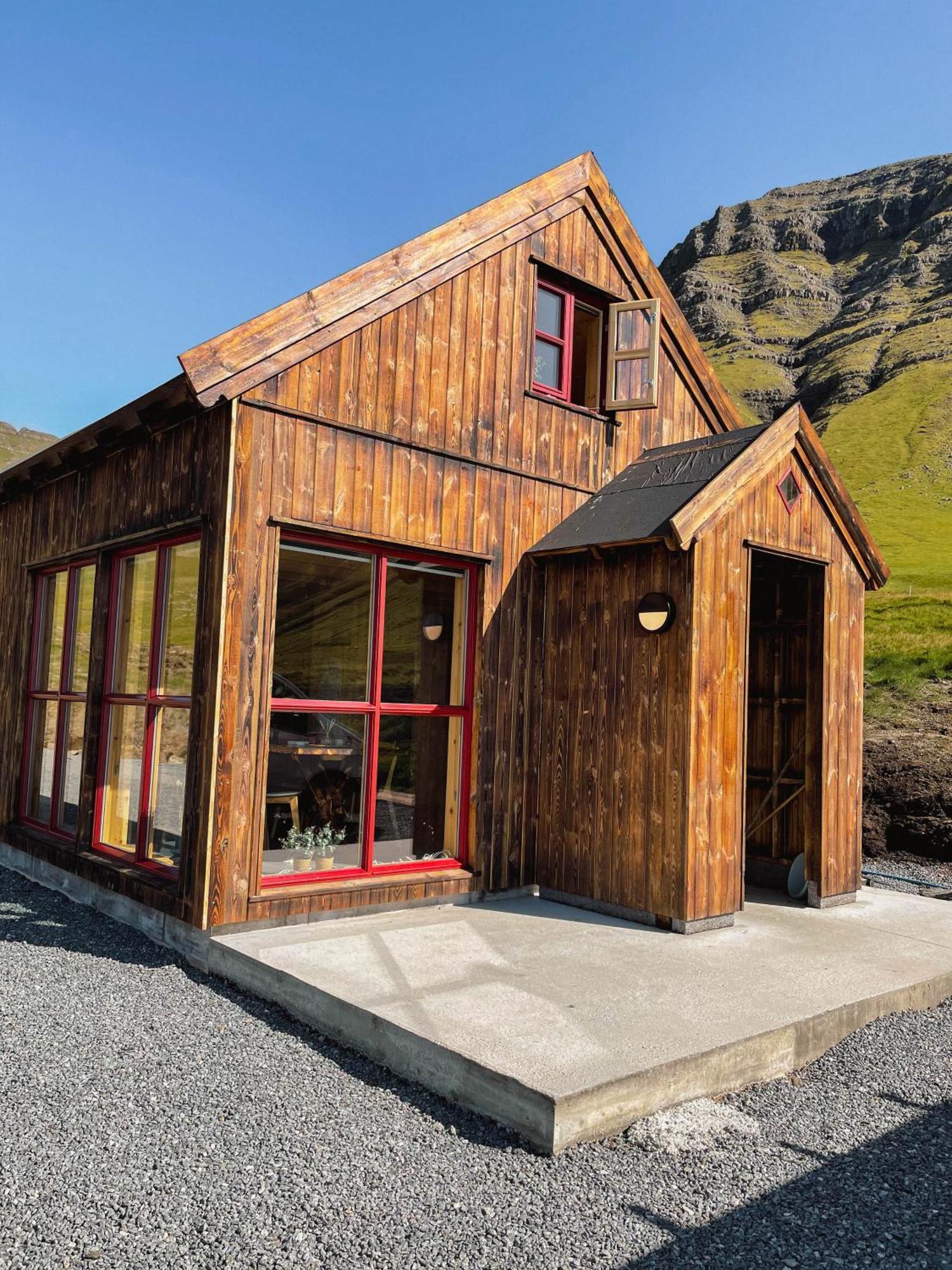 Mulafossur Cottages By Famous Waterfall In Gasadalur Extérieur photo